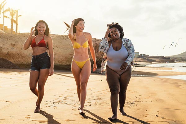 Diversidade de corpos é aposta de marcas de moda praia 2024