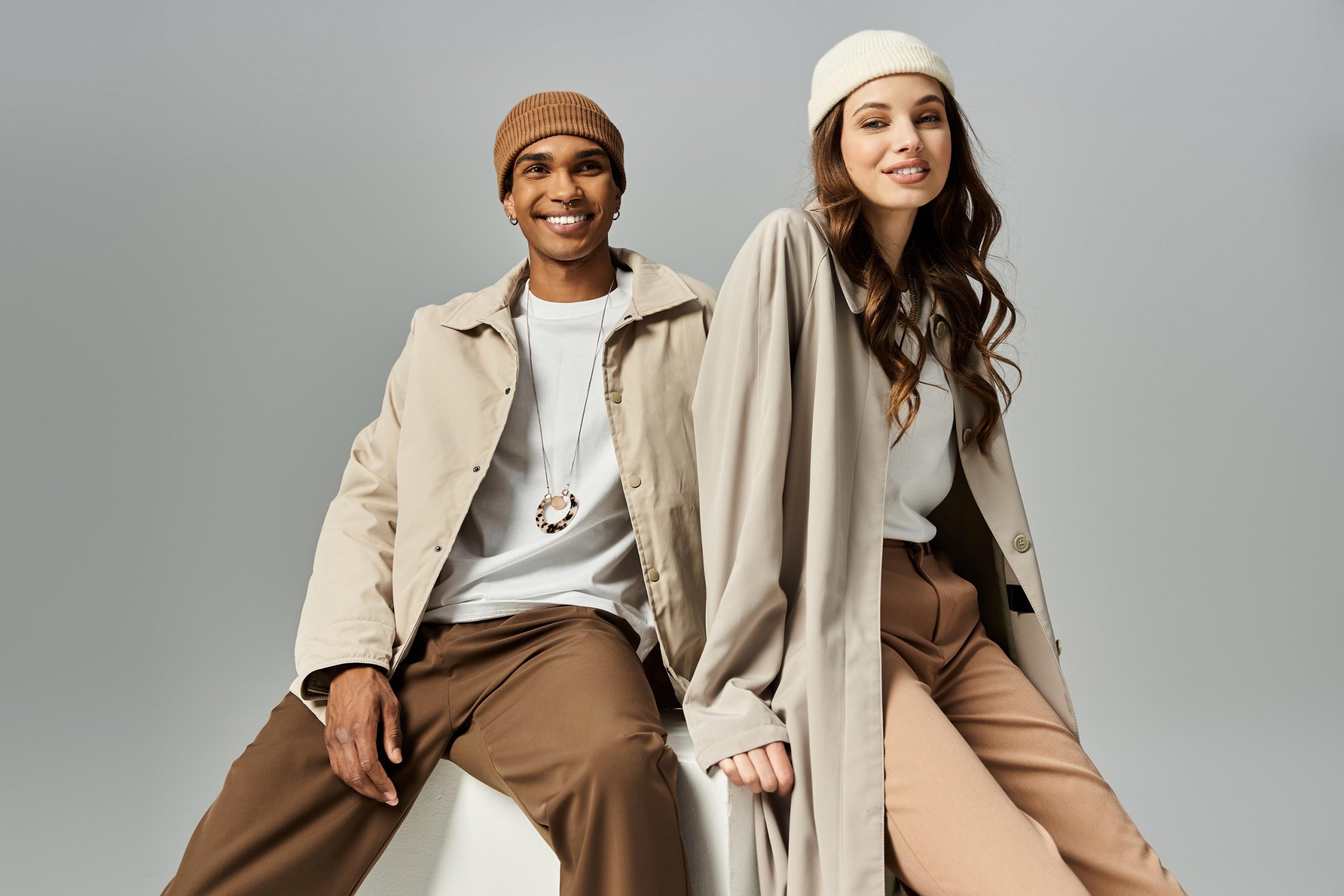 Casal estiloso com roupas neutras em tons Mocha Mousse, tendência da próxima estação