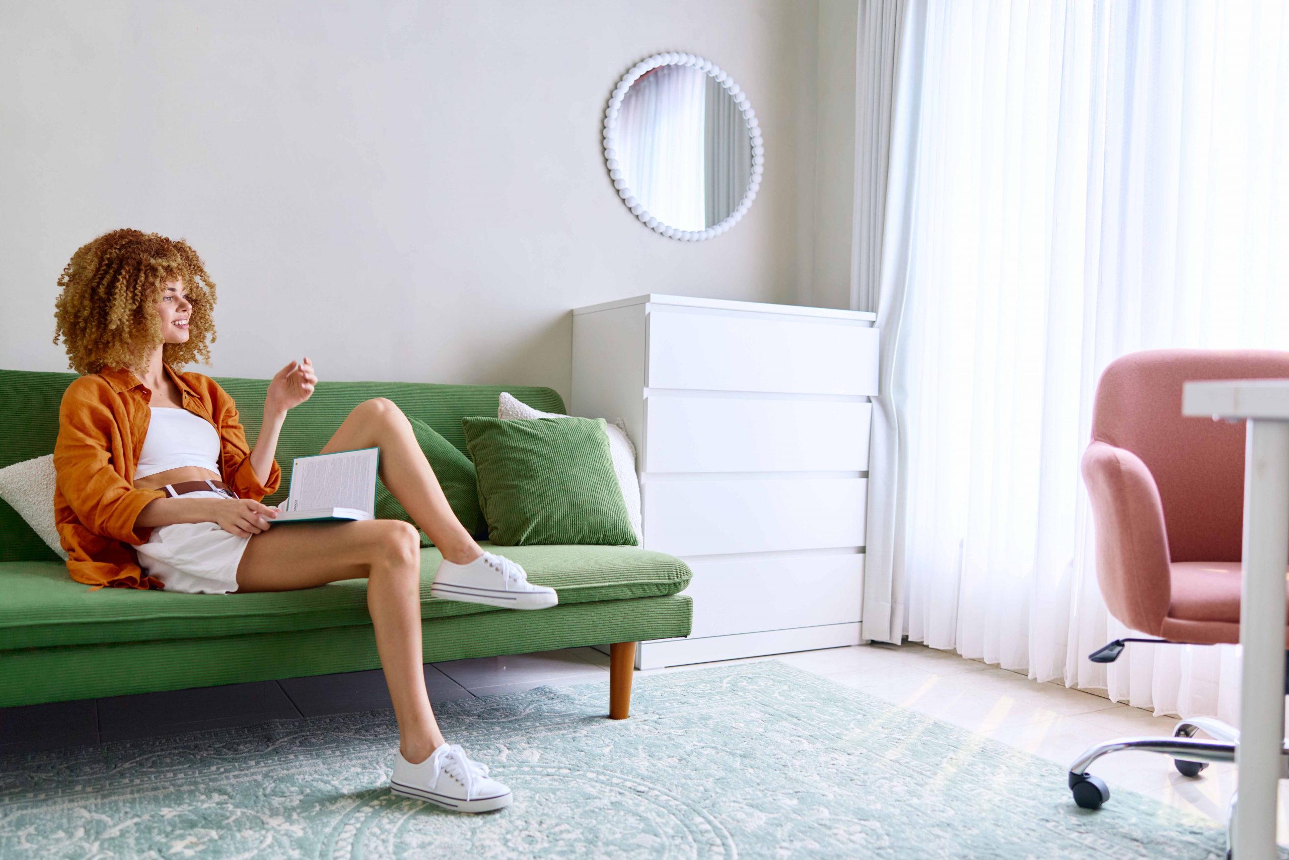 Mulher trabalhando em casa com roupas confortáveis, ilustrando moda funcional feminina para o cotidiano.