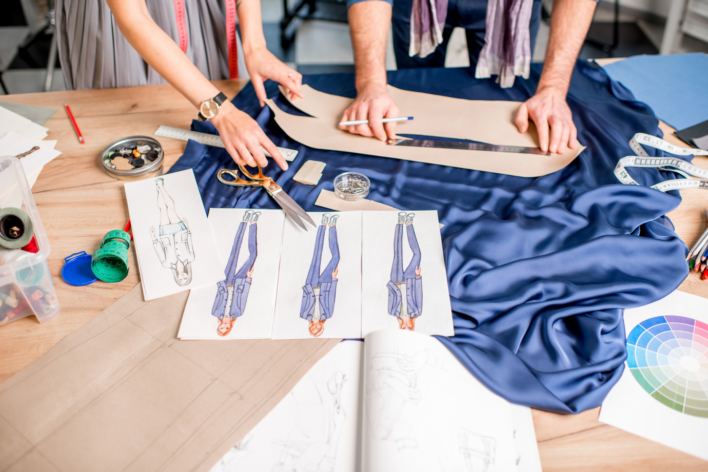 Moda funcional: por que roupas versáteis estão ganhando espaço no guarda-roupa feminino